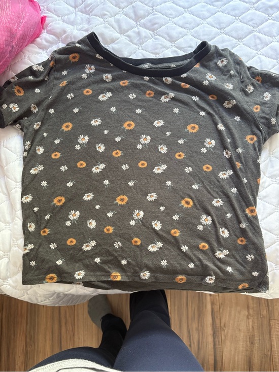 No Boundaries Other - No Boundaries Charcoal Floral Tee with Daisy Accents